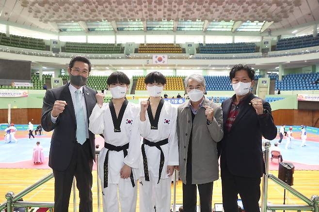 박종훈 경남교육감이 27일 태권도 경기가 열리는 마산실내체육관을 찾아 선수들을 격려했다. 경남교육청 제공