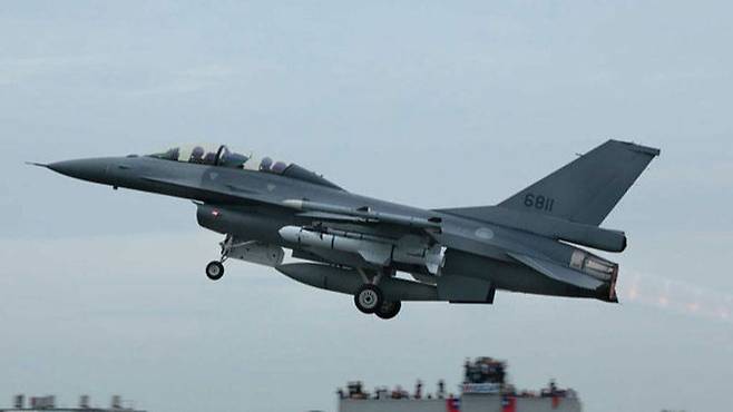 대만 공군 F-16 전투기가 훈련을 위해 이륙하고 있다. 게티이미지
