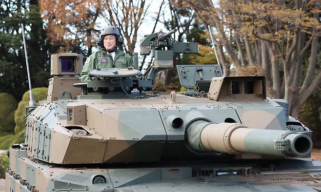기시다 후미오 일본 총리가 27일 육상자위대의 주력인 10식(式) 전차에 탑승한 모습. 도쿄=지지AFP연합뉴스