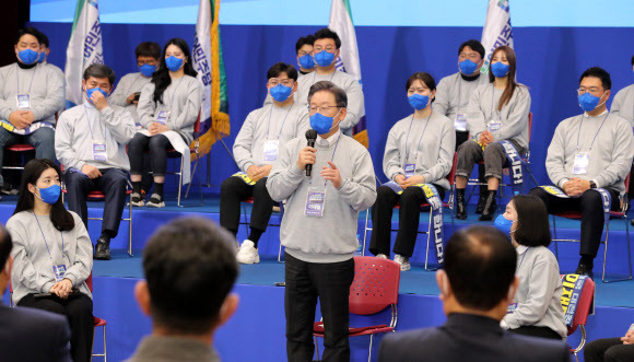 더불어민주당 이재명 대선후보가 28일 광주시 서구 김대중컨벤션센터에서 열린 광주 대전환 선대위 출범식에서 공동선대위원장들의 질문에 답변하고 있다. 2021.11.28 연합뉴스