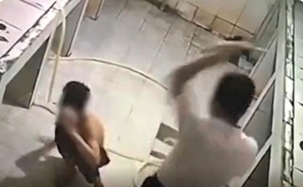 사건이 발생한 학교는 외딴 산악 지역의 소수 민족 자녀를 중심으로 한 의무 교육을 위해 설립한 기숙 학교로 알려졌다. 이 지역 소수 민족 자녀들을 위해 지방 정부와 시 정부, 홍콩언애기금회(香港言爱基金会) 등의 자금 지원을 받아 설립된 저소득층을 위한 학교다.