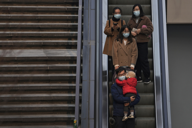 28일(현지 시간) 중국 베이징에서 시민들이 마스크를 착용하고 있는 모습./AP연합뉴스