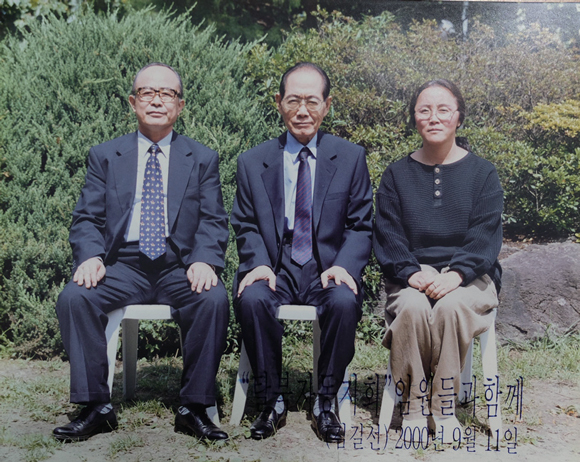 2000년 9월11일 함께 사진을 찍은 김덕홍 전 부실장, 황장엽 전 비서, 김길선씨ⓒ김길선씨 제공