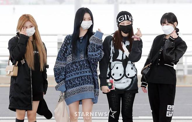 걸그룹 에스파(aespa)가 미국 뉴욕에서 열리는 '메이시스 땡스기빙 데이 퍼레이드'(Macy’s Thanksgiving Day Parade) 참석 차 21일 오전 인천국제공항을 통해 출국하고 있다. 2021.11.21 /사진=김창현 기자 chmt@