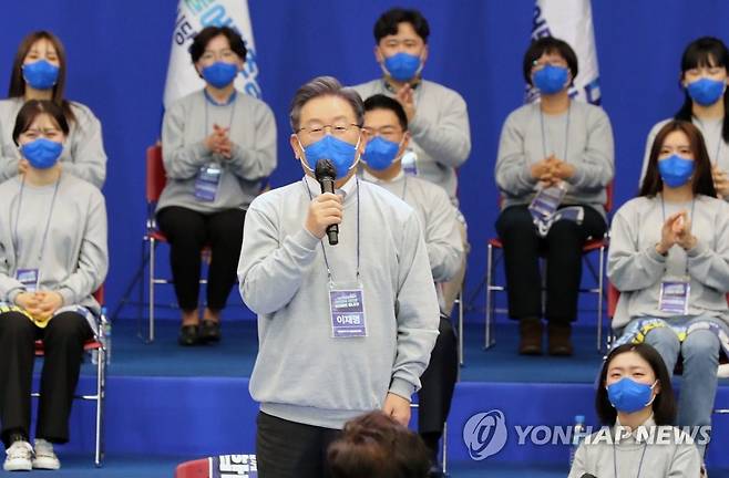 광주 대전환 선대위 출범식서 인사말 하는 이재명 대선후보 (광주=연합뉴스) 백승렬 기자 = 더불어민주당 이재명 대선후보가 28일 광주시 서구 김대중컨벤션센터에서 열린 광주 대전환 선대위 출범식에서 인사말을 하고 있다. 2021.11.28 srbaek@yna.co.kr