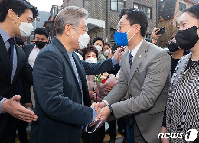 이재명 더불어민주당 대선후보가 6일 오전 서울 동대문구에 위치한 ‘장안생활’을 방문해 장경태 더불어민주당 의원과 인사를 나누고 있다. 2021.11.6/뉴스1 © News1 성동훈 기자