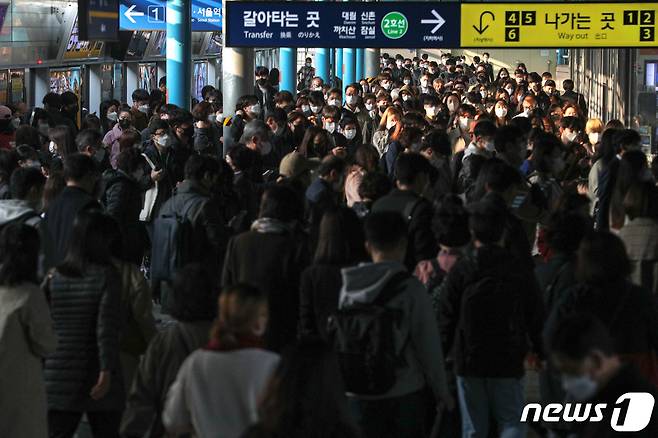 서울 신도림역 출근길 모습. 2021.11.1/뉴스1 © News1 성동훈 기자
