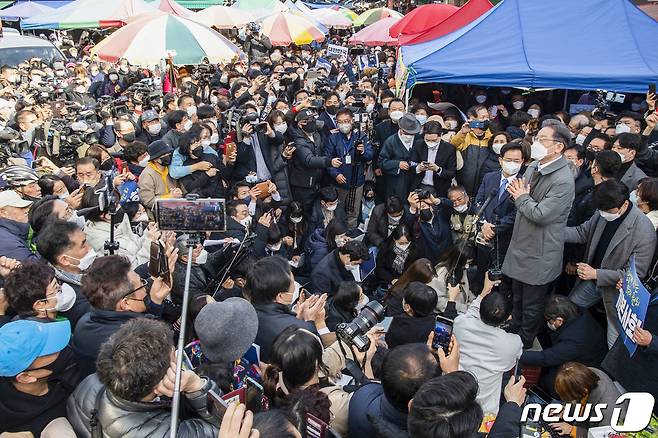 이재명 더불어민주당 대선후보가 28일 광주시 광산구 송정시장을 방문해 연설하고 있다. 2021.11.28/뉴스1 © News1 이동해 기자