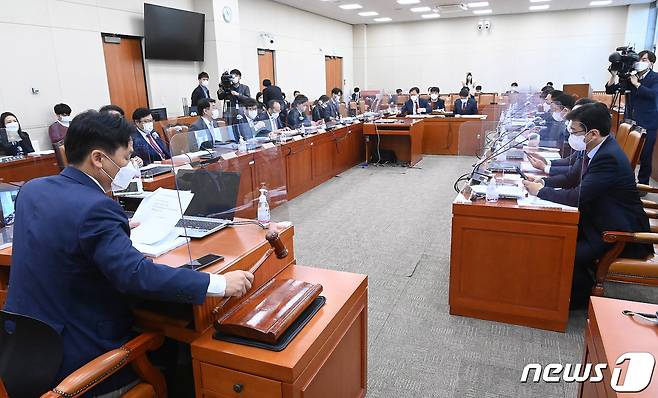 15일 오전 국회에서 열린 국회 기획재정위원회 조세소위 회의에서 김영진 소위원장이 안건을 의결하고 있다. 2021.11.15/뉴스1 © News1 이동해 기자