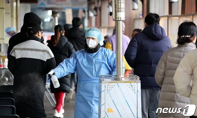 질병관리청 중앙방역대책본부가 29일 0시 기준 신종 코로나바이러스 감염증(코로나19) 신규 확진자가 3,309명 발생했다고 밝혔다. 이는 월요일 집계되는 일요일 발생 확진자 중 최다 규모다. 29일 오전 서울 송파구보건소에 마련된 신종코로나바이러스 감염증(코로나19) 선별진료소에서 시민들이 검사를 위해 줄 서 있다. 2021.11.29/뉴스1 © News1 이승배 기자