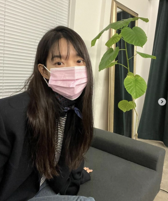 Actor Shin Min-a showed off her unrealistic Beautiful looks.Shin Min-a posted a picture with a heart emoticon on his SNS on the 29th without any comment.The photo shows Shin Min-a, who went out for a while, spending his daily life without a toilet.Shin Min-a also admired the unrealistic small face that the disposable mask remains wide.Especially, he covered his face, but his big round eyes and unusual entertainer force attract attention.On the other hand, Shin Min-a took the role of Yoon Hye-jin in the Gang Village Cha Cha Cha Cha which last month, and received great love with Kim Seon-ho.