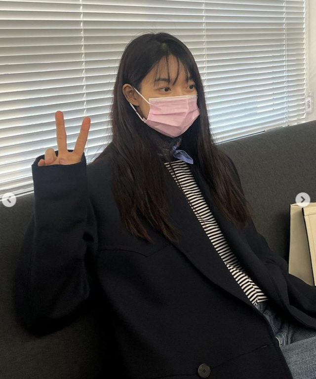 Actor Shin Min-a showed off her unrealistic Beautiful looks.Shin Min-a posted a picture with a heart emoticon on his SNS on the 29th without any comment.The photo shows Shin Min-a, who went out for a while, spending his daily life without a toilet.Shin Min-a also admired the unrealistic small face that the disposable mask remains wide.Especially, he covered his face, but his big round eyes and unusual entertainer force attract attention.On the other hand, Shin Min-a took the role of Yoon Hye-jin in the Gang Village Cha Cha Cha Cha which last month, and received great love with Kim Seon-ho.