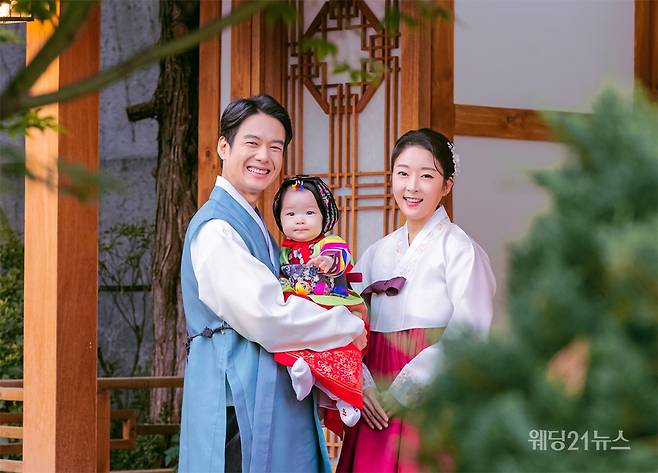 사진 : 한복 박선희한복,&nbsp;포토그래퍼 홍소현, 정성민(제니스스튜디오), 아이보리스튜디오,&nbsp;헤어 주승아 메이크업 오하람(제니스부띠끄)