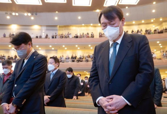 윤석열 국민의힘 대선 후보와 장제원 국민의힘 의원이 지난 21일 서울 서초구 사랑의 교회에서 예배를 하고 있다. 뉴시스 제공