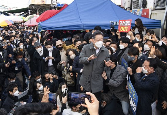 이재명 더불어민주당 대선후보가 지난 28일 광주시 광산구 송정시장을 방문해 연설하고 있다. 뉴스1 제공