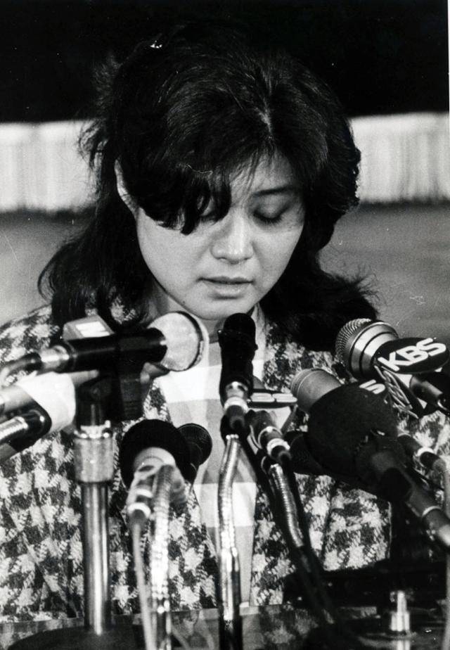 1988년 1월 15일 기자회견 하는 김현희. 한국일보 자료사진