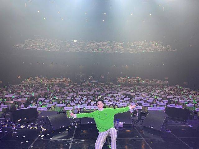 Singer Jung Dong-won showed off his fan love.On the 28th, Jung Dong-won told his personal instagram, Today, Jung Dong-wons fairy tale Concert!Thank you for supporting me to the machinations. Jung Dong-won in the public photo poses with his arms wide open on the concert stage. Many fans who have visited the concert are captivating.The fans who saw it responded such as I was so hard, I always cheer and I watched Concert really well.On the other hand, Jung Dong-won released his first full-length album Nostalgia, Trees to Give.iMBC  Photo Source Jung Dong-won Instagram