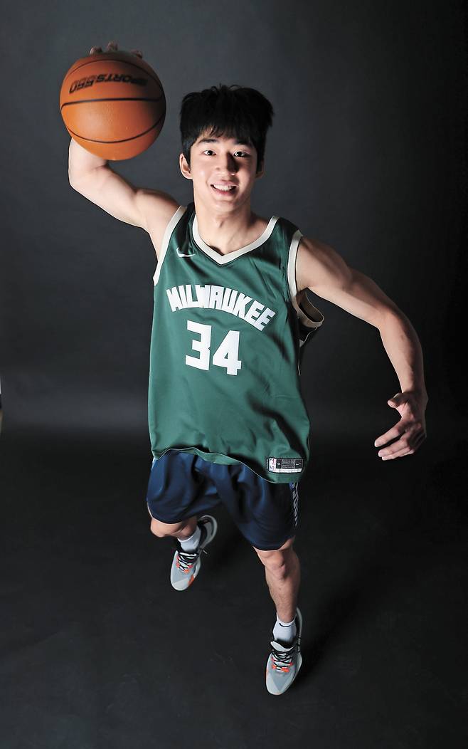 NBA 밀워키 유니폼을 입고 덩크 슛 포즈를 취하는 여준석. 그는 내년 1월 프로농구 올스타전 덩크 콘테스트에 나선다. 김민규 기자