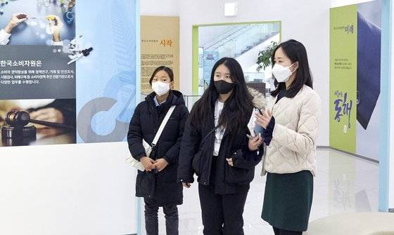 소중 학생기자단이 김해인(맨 오른쪽) 대외홍보실 홍보팀 과장의 설명을 들으며 한국소비자원 홍보관을 둘러보고 있다.