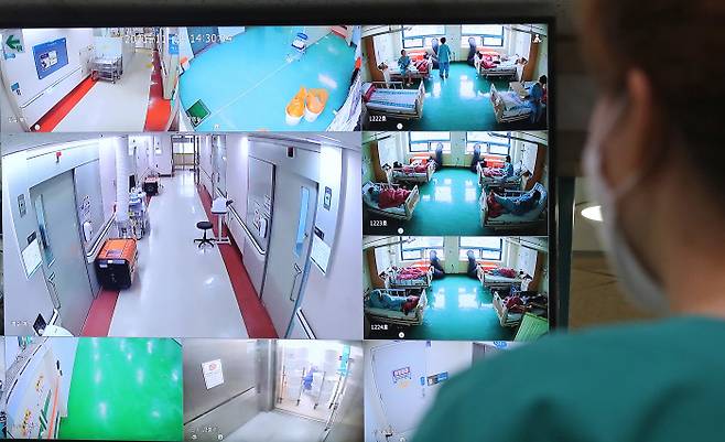 대전시 서구 둔산동 대전을지대학교병원 감염병 전담 병동의 CCTV 모습. 코로나19 상황 악화로 대전에 있는 중증 병상은 모두 사용 중이어서 추가로 환자를 수용할 수 없는 상황에 이르렀다. 연합뉴스