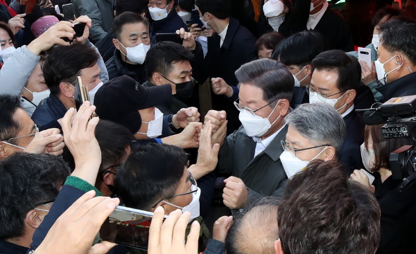 이재명 더불어민주당 후보가 28일 광주 송정시장에서 시민들과 주먹인사를 하고 있다. 이 후보가 도착하기 전부터 인파가 몰려 시장은 발 디딜 틈이 없었다. 이 후보가 즉석연설을 하기 위해 단상에 오를 땐 사람들에 밀려 넘어질 뻔한 일이 벌어지기도 했다. 연합뉴스