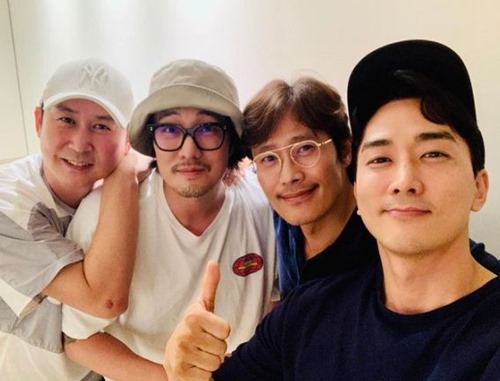 Actor Lee Byung-hun has certified his encounter with Song Seung-heon, So Ji-sub and Shin Dong-yup.Lee Byung-hun posted an article and a photo on his instagram on the afternoon of the 29th, good old friends.Inside the photo is Song Seung-heon, So Ji-sub, Shin Dong-yup and his authentication shot.The four of them gave off a comfortable yet casual atmosphere.In particular, they boasted a warm visual even in casual clothes.Meanwhile, Lee Byung-hun will appear in the movie Emergency Declaration (director Han Jae-rim), which will be released in January next year.