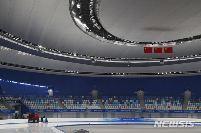 중국 베이징에서 2022 베이징 동계올림픽을 앞두고 새로운 빙상경기장이 완공돼 31일 관계자들이 정빙기로 빙판을 고르고 있다. 2021.03.31./사진=[베이징=AP/뉴시스]