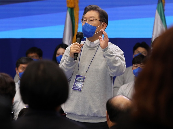 이재명 더불어민주당 대선 후보가 지난 28일 '광주 대전환 선대위'에서 여고생을 선대위원장으로 파격 발탁했다. 사진은 지난 28일 광주 서구 김대중컨벤션센터에서 열린 선대위 출범식에서 발언하는 이재명 후보. /사진=뉴스1