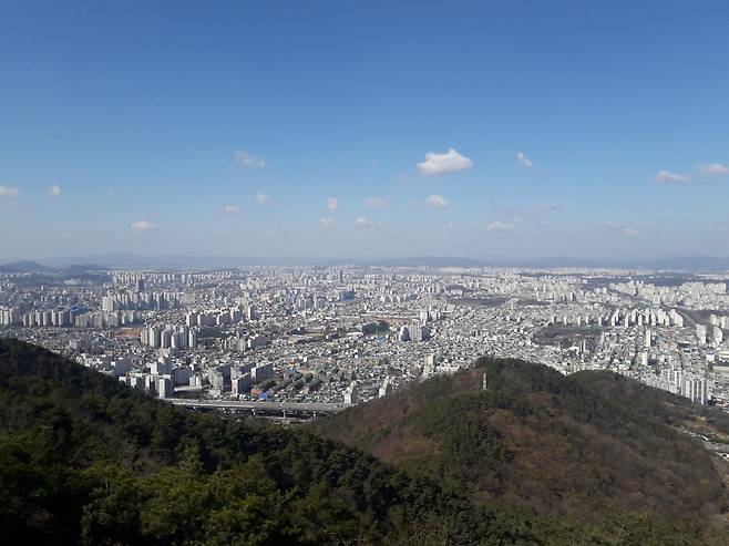 맞벌이 가구 비중이 높은 광주·전남지역은 아동의 부모 돌봄 비중은 전국 최저 수준인 반면 지역아동센터나 방과후학교, 학원 등 외부에 맡기는 비중은 전국 최고 수준인 것으로 나타났다.광주광역시 전경/사진=머니S DB.