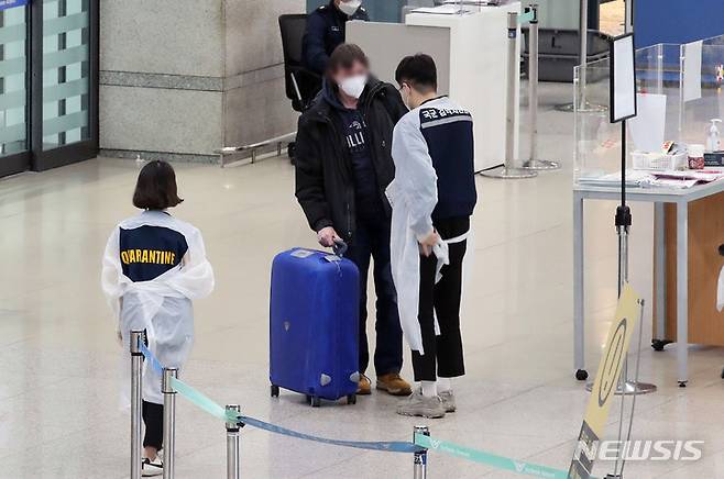 [인천공항=뉴시스] 박미소 기자 = 정부가 오미크론 발생 국가인 남아공과 인접국인 보츠와나, 짐바브웨, 나미비아, 레소토, 에스와티니, 모잠비크, 말라위 등 8개국을 방역강화국가, 위험국가, 격리면제 제외국가로 지정했다. 28일 오전 인천국제공항 1터미널에서 해외입국객들이 방역 관계자의 안내를 받고 있다. 2021.11.28. misocamera@newsis.com