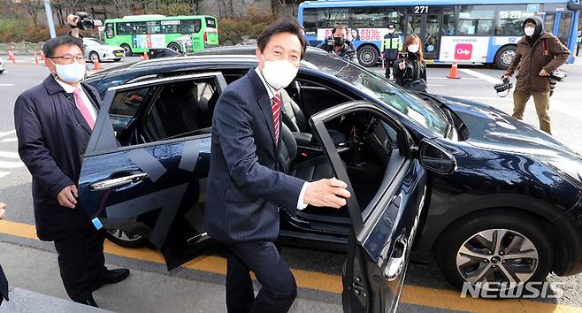 [서울=뉴시스] 추상철 기자 = 오세훈 서울시장이 29일 오후 서울 마포구 상암 에스플렉스센터 광장에서 열린 '자율차 유상운송 선포식'에 참석해 자율주행차 시승을 하고 있다. (사진= 공동취재사진) 2021.11.29. scchoo@newsis.com