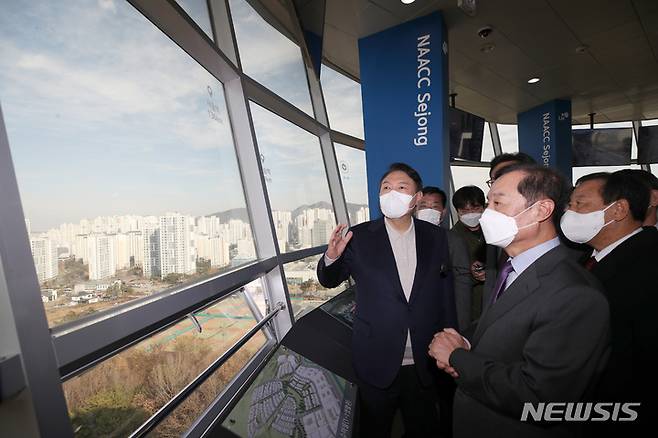 [세종=뉴시스] 전신 기자 = 윤석열 국민의힘 대선 후보가 29일 세종 어진동 밀마루전망대를 방문해 김병준 상임선거대책위원장과 함께 아파트 단지 등 세종시 전경을 바라보고 있다. 2021.11.29. photo1006@newsis.com