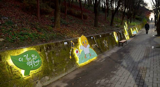 [광주=뉴시스] 변재훈 기자 = 광주 서구는 화정2동 주민자치위원회, 광주 서부경찰서와 함께 '여성·아동이 안전한 우리골목 프로젝트'를 성공적으로 마쳤다고 29일 밝혔다. (사진=광주 서구 제공) 2021.11.29. photo@newsis.com *재판매 및 DB 금지