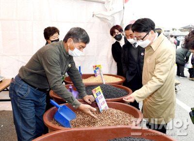 ▲제25회 파주 장단콩축제현장 파주시 최종환시장이 농업인과 대화를 나누고 있다.ⓒ파주시