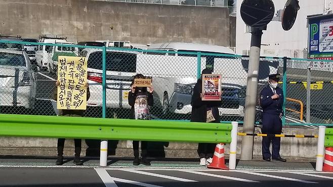 日本市民たちが 29いち屠殺・食用禁止法制化を要求する立て札を聞いてデモしている. 東京=金聴衆特派員