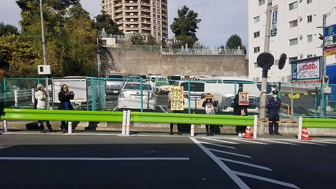 日本市民たちが 29いち屠殺・食用禁止法制化を要求する立て札を聞いてデモしている. 東京=金聴衆特派員