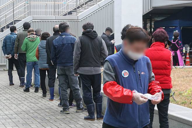 29일 서울 동작구 노량진수산시장에 마련된 찾아가는 선별진료소에서 시장 종사자들이 코로나19 검사를 받기 위해 줄을 서있다. 뉴스1