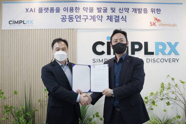 SK케미칼 김정훈 연구개발센터장(오른쪽)과 심플렉스 조성진 대표이사(왼쪽)/사진 제공=SK케미칼