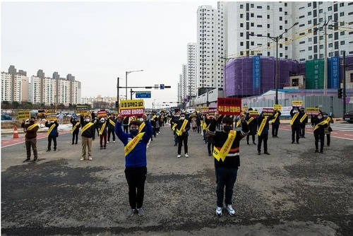 김포 장릉 인근 문화재 보존지역에 건립 중인 아파트단지가 문화재청의 공사 중지 명령을 받은 가운데 아파트 입주 예정자들이 29일 단체행동에 나섰다./연합뉴스=검단신도시 대광로제비앙 라포레 입주예정자협의회 제공