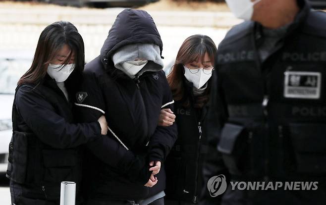 강동구 아동학대 사망사건 피의자 영장심사 (서울=연합뉴스) 한종찬 기자 = 강동구 천호동 자택에서 3세 아이를 때려 숨지게 한 혐의를 받는 30대 의붓어머니 이 모씨가 23일 오후 서울 서초구 서울중앙지방법원에서 구속 전 피의자 심문(영장실질심사)을 받기 위해 법정으로 들어서고 있다. 2021.11.23 saba@yna.co.kr