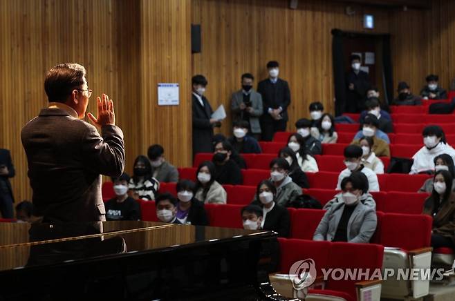 광주지역 대학생과 대화하는 이재명 대선후보 (광주=연합뉴스) 백승렬 기자 = 더불어민주당 이재명 대선후보가 29일 광주시 동구 조선대학교 사회과학대에서 열린 광주 대학생들과의 대화에서 참석자들과 대화하고 있다. 2021.11.29 srbaek@yna.co.kr