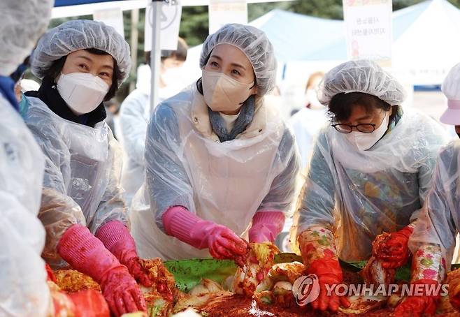 이재명 배우자 김혜경, 김장 봉사하며 '나홀로 유세' (서울=연합뉴스) 더불어민주당 이재명 대선 후보의 배우자 김혜경 씨(가운데)가 26일 서울 노원구 중계동에서 열린 김장 나눔 행사에서 봉사활동을 하고 있다. 2021.11.26 [더불어민주당 선대위 제공. 재판매 및 DB금지] uwg806@yna.co.kr