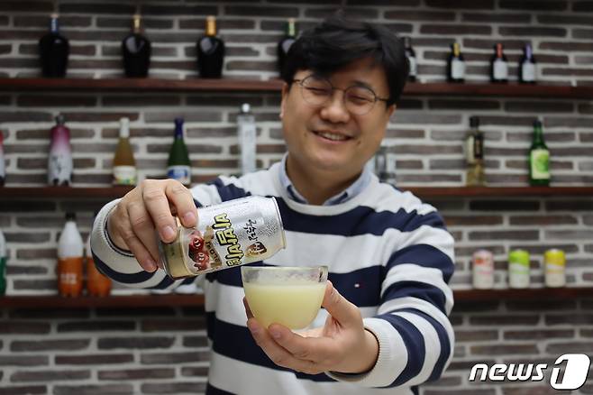 박민서 국순당 혁신사업본부 팀장이 25일 국순당 서울사무소에서 국순당이 해태아이스크림과 함께 내놓은 '쌀 바밤바밤'을 따르고 있다. © 뉴스1 황덕현 기자