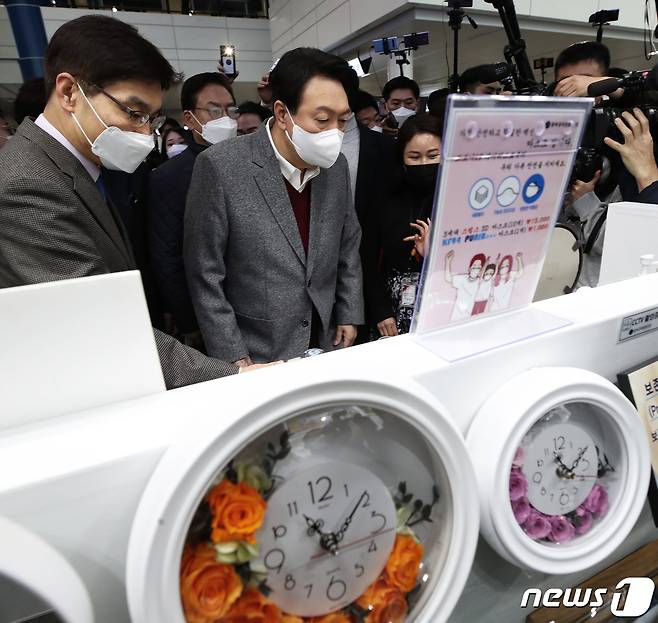 윤석열 국민의힘 대선 후보가 30일 오전 충북 청주시 청주국제공항을 방문해 공항 내 상점을 둘러보고 있다. 2021.11.30/뉴스1 © News1 오대일 기자