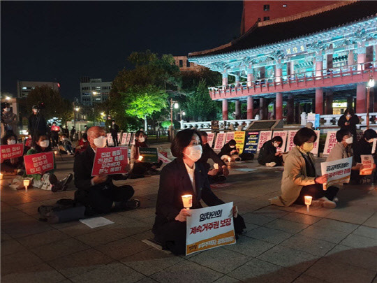 심상정 정의당 대선 후보와 무주택 시민들이 지난달 29일 서울 종로구 보신각 일대에서 문재인 정부의 부동산 정책을 규탄하는 촛불집회를 하고 있다. <무주택자 공동행동 제공>