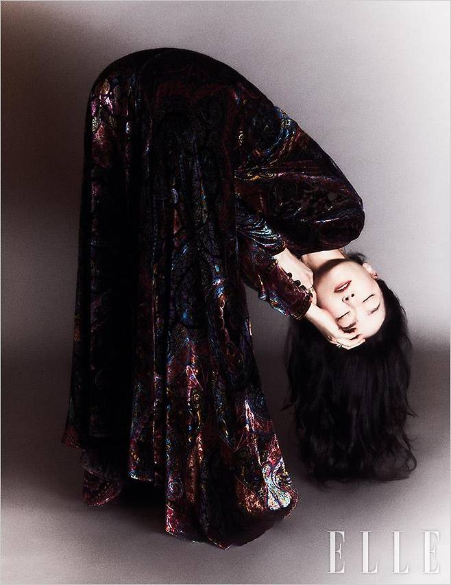 페이즐리 패턴의 맥시 벨벳 드레스는 Etro. 실버 링과 볼드한 골드 링은 모두 Jem & Pebbles.