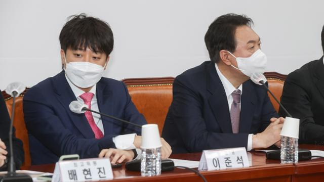 국민의힘 이준석(왼쪽) 대표와 윤석열 대선 후보가 25일 서울 여의도 국회에서 열린 최고위원회의에 참석하고 있다. 오대근 기자