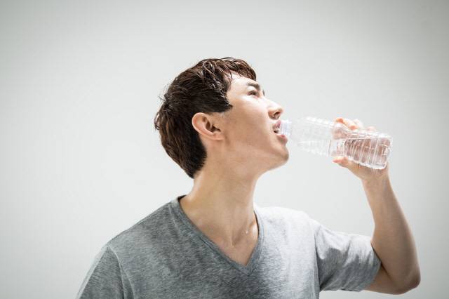 하루에 물 2L를 마셔야 한다는 건 사실이 아니며 오히려 사람에 따라 독이 될 수 있다./사진=클립아트코리아