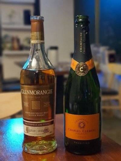 샴페인 하이볼에 사용된 샴페인과 싱글몰트 위스키. [사진 김대영]