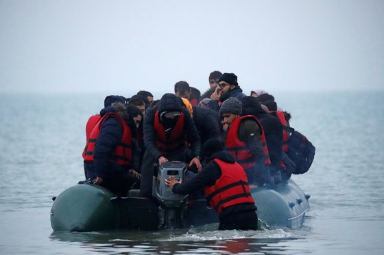 24일 프랑스 위메뢰 인근에서 영국 해협을 건너기 위해 프랑스 북부 해안을 떠나는 40여명의 난민들. [로이터=연합뉴스]